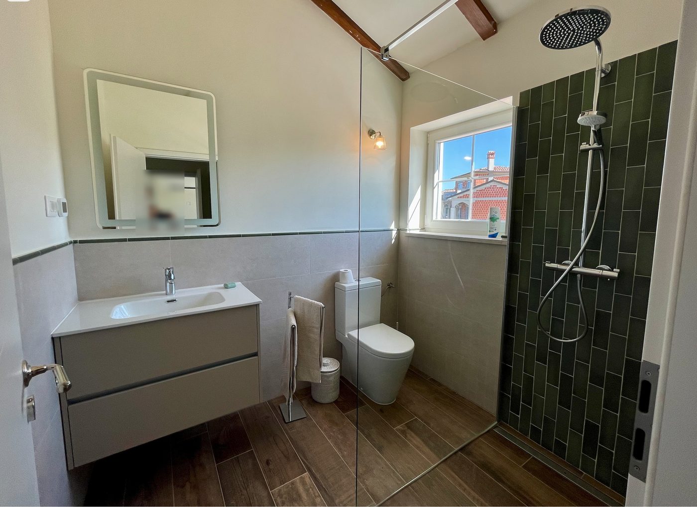 The second ensuite shower room with dark green tiles